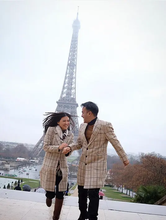 "Tujuan ku ya ini melihat dia tertawa lepas dan bahagia," tulis Ruben Onsu dalam foto yang mengambil latar belakang menara kebanggaan warga Paris Perancis tersebut. (Instagram/ruben_onsu)