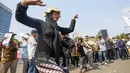 Sejumlah pegiat lingkungan mengikuti aksi memperingati Hari Keadilan Ekologis (HKE) 2026 di depan Gedung MPR/DPR, Senayan, Jakarta, Senin (21/9/2026). Dalam aksi tersebut, peserta turut menyoroti pembangunan panas bumi di kawasan Gunung Gede Pangrango dan persoalan lingkungan lainnya. (KLY/Budy Santoso)