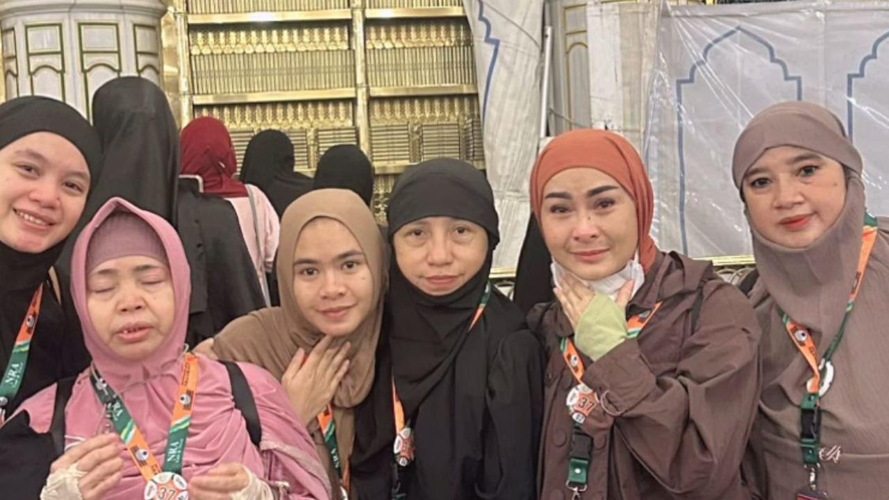 7 Potret Iis Dahlia dan Keluarga Jalani Umroh di Bulan Ramadan, Momen Penuh Haru di Tanah Suci