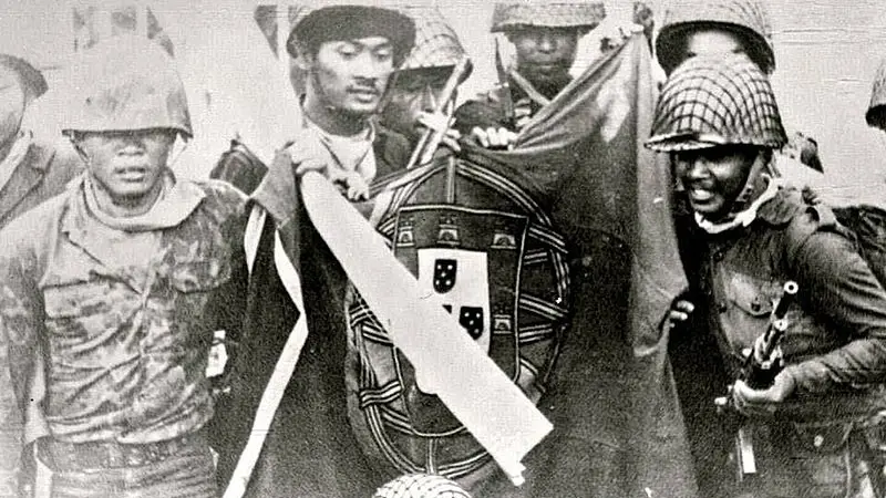 Tentara Indonesia merebut bendera Portugis atau Portugal dalam fase awal Operasi Seroja di Timor Leste (Wikimedia Commons)