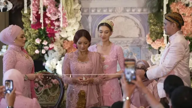 6 Potret Manis Zahwa Massaid Berkebaya Pink, Tak Kuasa Tahan Tangis saat Restui Aaliyah Massaid untuk Dilangkahi