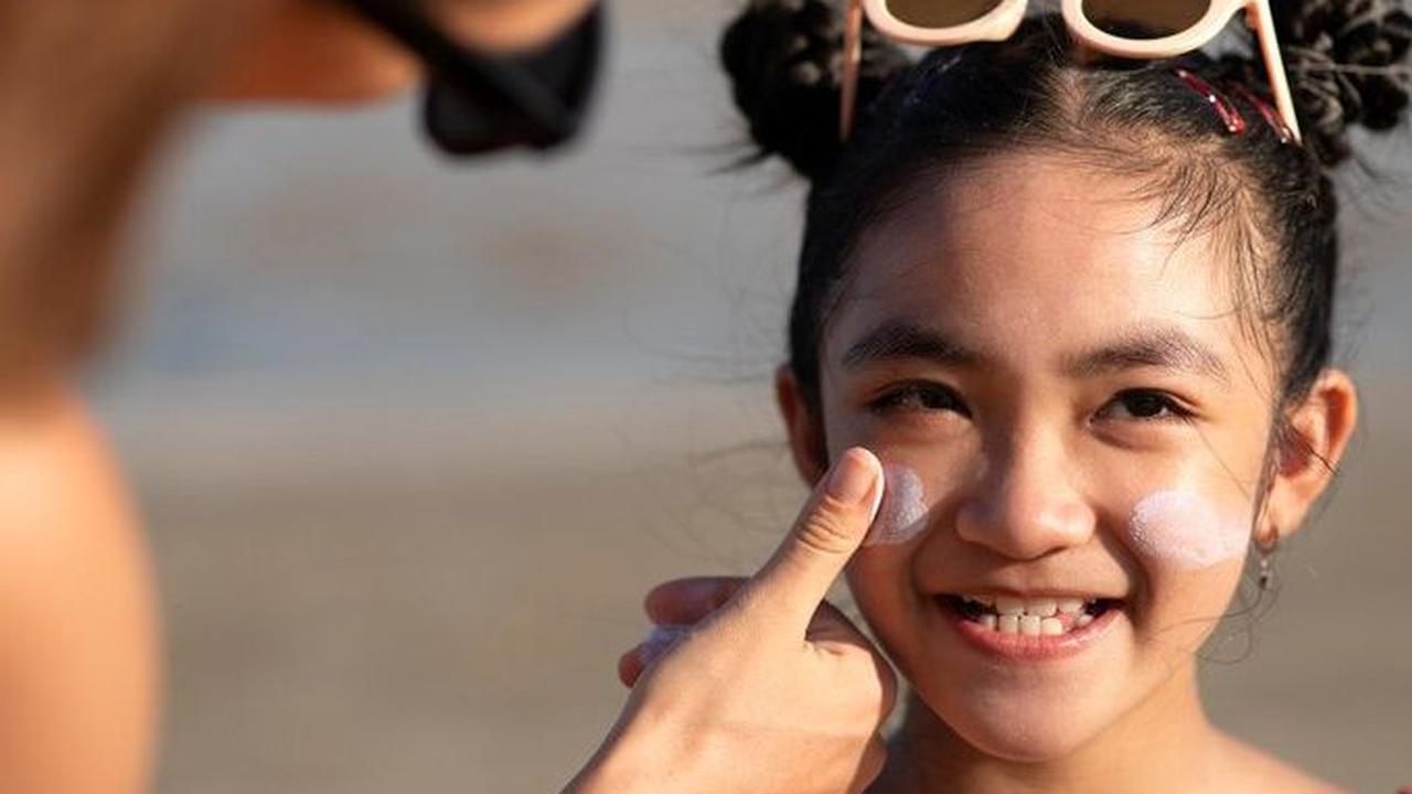 Memilih sunscreen yang tepat untuk anak-anak memerlukan perhatian khusus. Berikut beberapa tips untuk memilih sunscreen yang aman dan efektif: