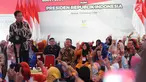 Presiden Joko Widodo atau Jokowi memberi sambutan saat menyalurkan bantuan sosial Program Keluarga Harapan (PKH) dan Bantuan Pangan Non Tunai (BPNT) kepada seribu warga Depok, Jawa Barat, Selasa (12/2). (Liputan6.com/Herman Zakharia)