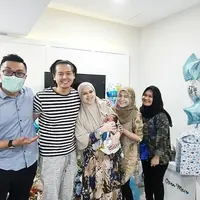 Roger Danuarta dan Cut Meyriska saat dijenguk kerabat setelah bayi mereka lahir. (Instagram/@syafira_imaniar)