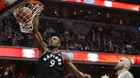 Forward Toronto Raptors Serge Ibaka melakukan slam dunk pada laga NBA melawan Washington Wizards di Capital One Arena, Jumat (2/3/2018) atau Sabtu (3/3/2018) WIB. (AP Photo/Pablo Martinez Monsivais)