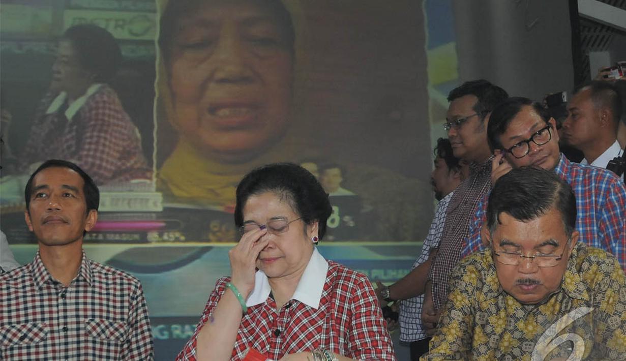 Megawati diapit oleh Jokowi dan JK semakin terharu ketika melihat ibu Jokowi di layar, Jakarta, Rabu (9/7/2014) (Liputan6.com/Herman Zakharia)