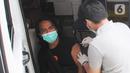 <p>Petugas Dinas Kesehatan Kota Bogor menyuntikkan vaksin Covid-19 dosis ketiga (booster) di mobil vaksinasi keliling, Terminal Penumpang Tipe A Baranangsiang, Kota Bogor, Sabtu (23/4/2022). Pemkot Bogor menyediakan sentra vaksinasi Covid-19 dosis booster untuk pemudik Lebaran 2022 di terminal tersebut sebagai salah satu upaya pemenuhan syarat perjalanan sekaligus untuk menekan laju penularan Covid-19 di tengah tingginya mobilitas masyarakat. (merdeka.com/Arie Basuki)</p>