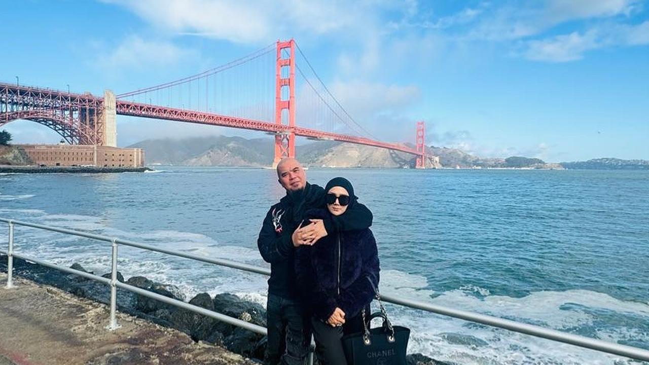 7 Potret Mulan Jameela dan Ahmad Dhani Rayakan Tahun Baru 2025 di Palangkaraya, Asik Pacaran Lagi Tanpa Anak-Anak