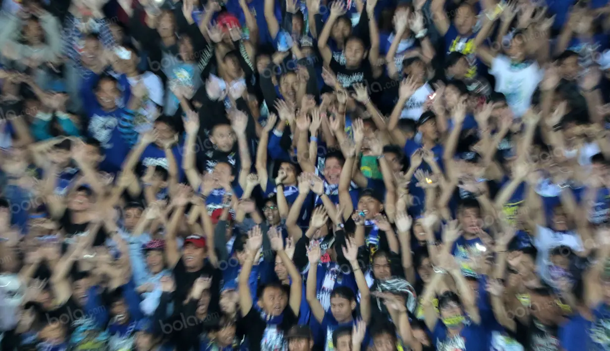 Dukungan Ribuan Bobotoh saat Persib Bandung melawan Persipura pada laga Torabika SC 2016 di Stadion Si Jalak Harupat, Bandung, (12/11/2016). (Bola.com/Nicklas Hanoatubun)