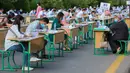 Para siswa Uzbekistan mengikuti ujian masuk luar ruangan, di tengah pandemi COVID-19 yang sedang melanda, di Tashkent pada Rabu (2/9/2020). (Photo by Yuri KORSUNTSEV / AFP)