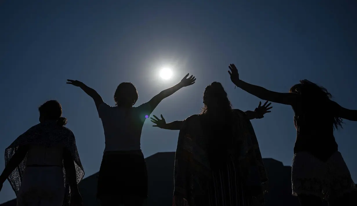 Fenomena Equinox berlangsung di mana Matahari akan bersinar tepat di garis khatulistiwa dan jumlah siang dan malam hampir sama di seluruh dunia. (CARL DE SOUZA/AFP)