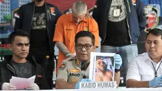 Kabid Humas Polda Metro Jaya Kombes Pol Argo Yuwono (tengah) menunjukkan foto tersangka kasus pembobolan ATM saat rilis di Mapolda Metro Jaya, Jakarta, Senin (11/11/2019). Polisi membekuk dua tersangka WN Rumania, satu di antaranya tewas karena melawan saat penangkapan. (merdeka.com/Iqbal Nugroho)