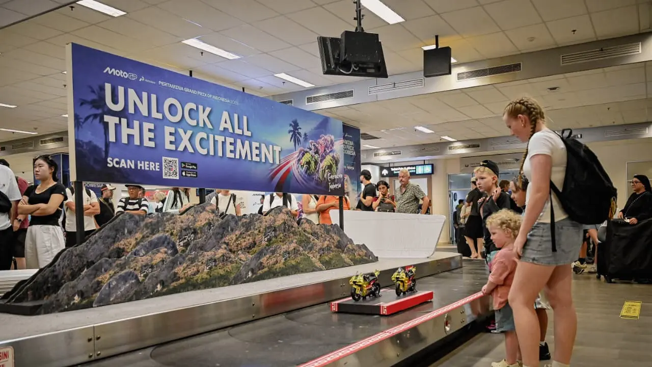 Jelang Pertamina Grand Prix of Indonesia 2026, Atmosfer Balap Terasa Hidup di Bandara Lombok
