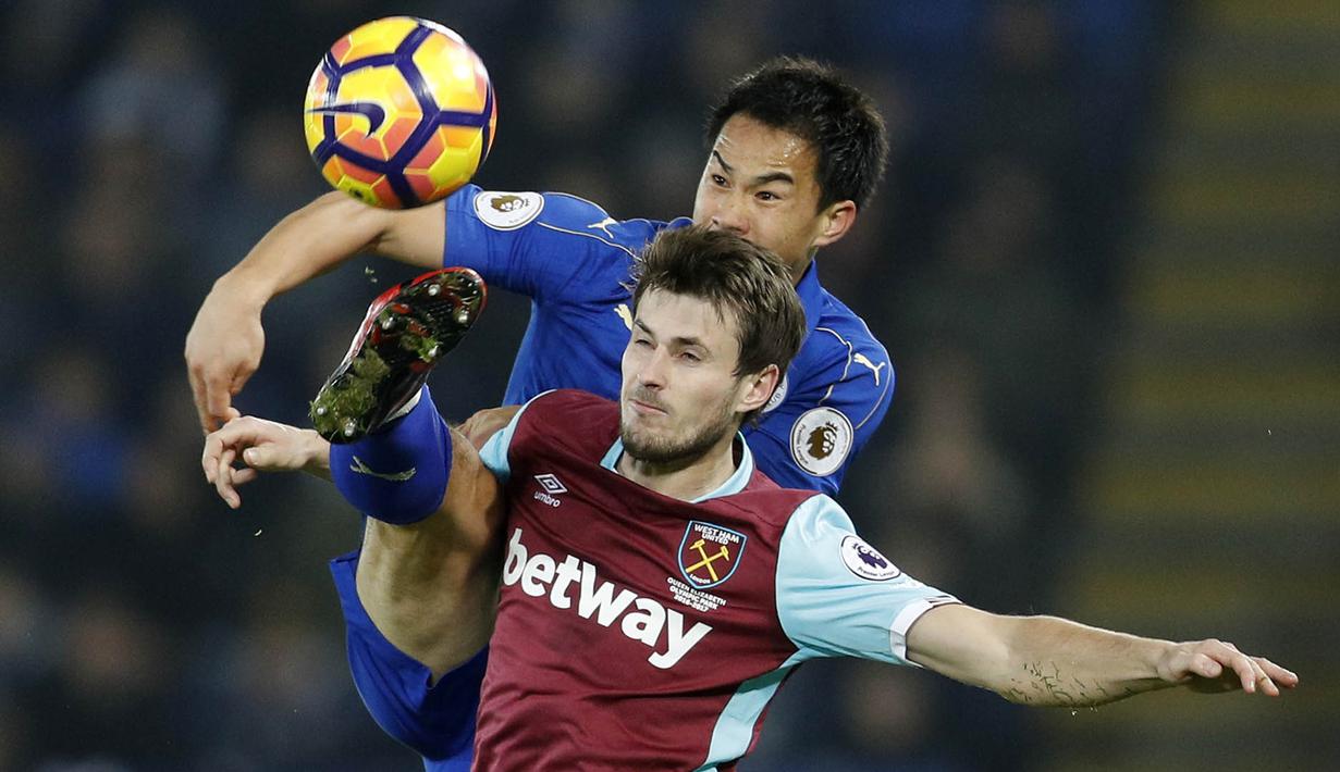 Bek West Ham, Havard Nordtveit, duel udara dengan gelandang Leicester, Shinji Kagawa, pada laga Liga Inggris di Stadion King Power, Inggris, Minggu (31/12/2016). (Reuters/Darren Staples)