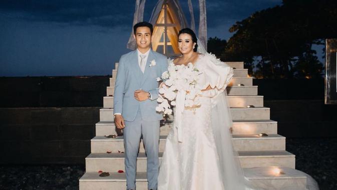Beda Usia 15 Tahun lebih, Potret 6 Pasangan Artis Ini Dikenal Romantis (sumber:Instagram/ajunperwira)