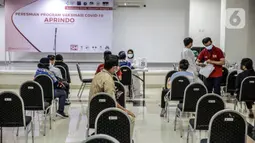 Pekerja ritel menunggu untuk disuntik vaksin COVID-19 Astrazeneca di GOR Tanjung Duren, Jakarta Barat, Senin (24/5/2021). Berdasarkan data Kementerian Kesehatan hingga 23 Mei 2021, sebanyak 14.890.933 orang telah menerima vaksin COVID-19 dosis pertama. (Liputan6.com/Faizal Fanani)