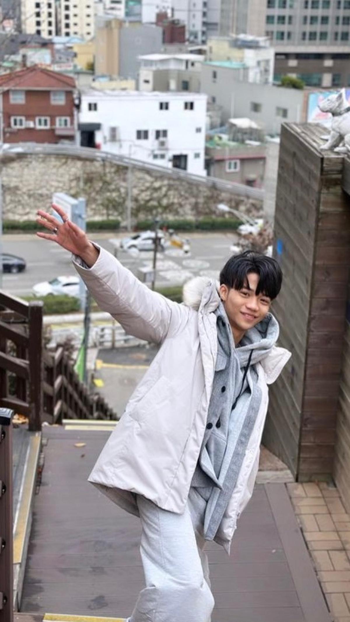 Ini potret Afan saat berfoto di jalanan Korea Selatan. Ia juga membaikan momen salju pertama di Negeri Ginseng.