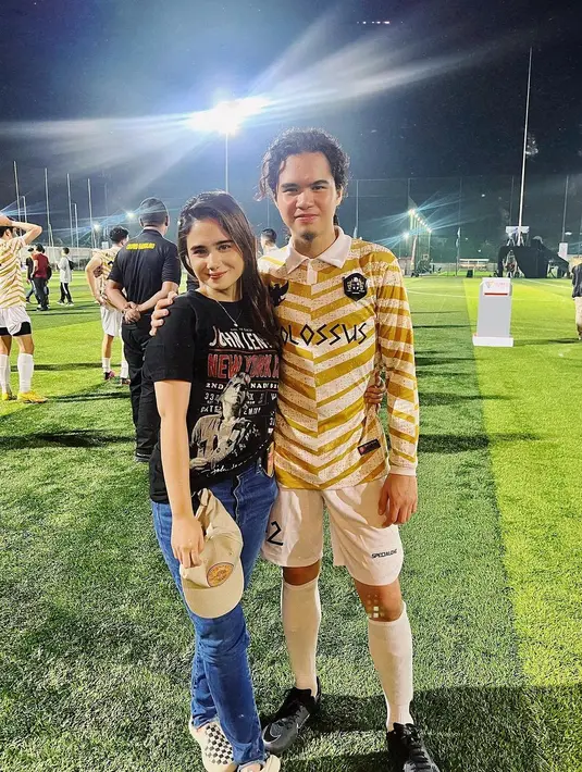 Tissa Biani yang merupakan kekasih dari Dul Jaelani, anak laki-laki dari Ahmad Dhani mendukung sang kekasih ketika bertanding bola. Keduanya melakukan foto berdua di lapangan, Tissa Biani dengan kaus hitam lengan pendek bermotif, dipadu celana jeans. [Foto: Instagram/tissabiani]