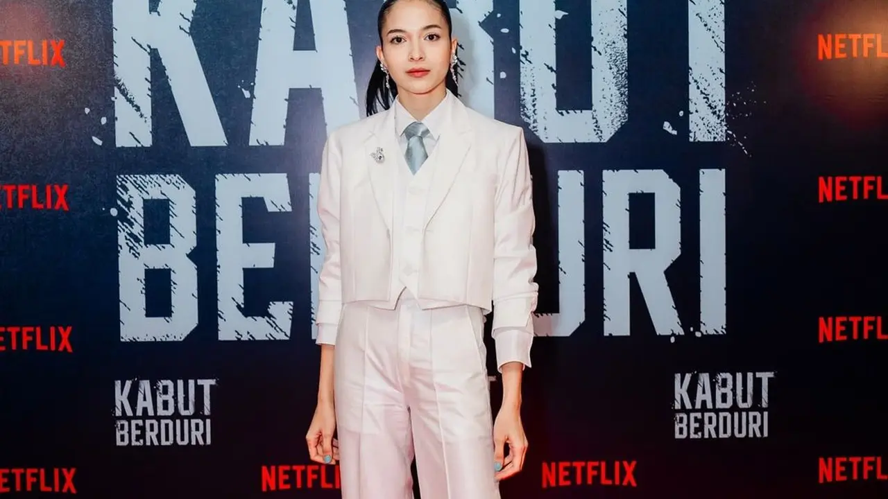 6 Gaya Semi Maskulin Putri Marino Pakai Jas Berdasi di Premiere Film Terbaru