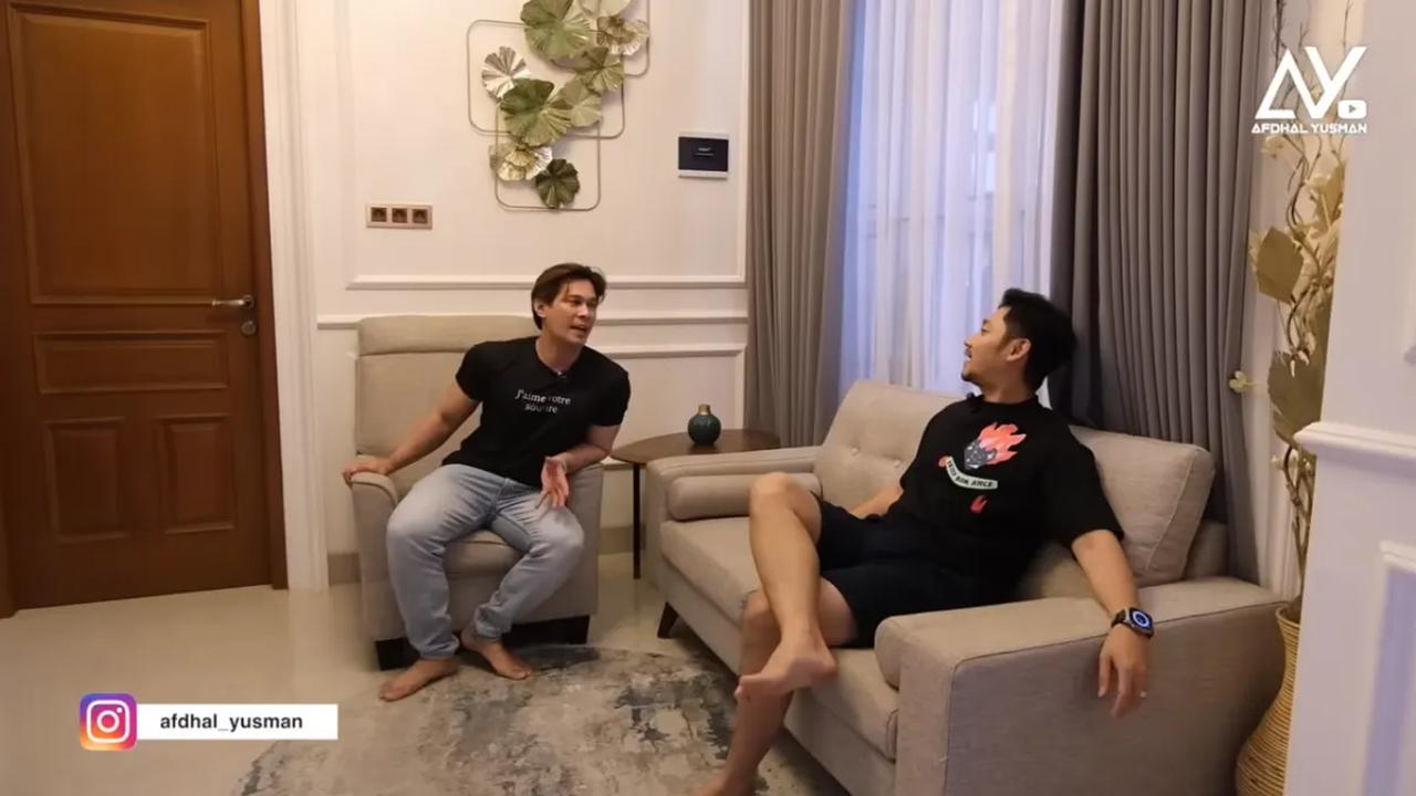 Afdhal Yusman kemudian diajak ke bagian dalam rumah Angga Wijaya. Angga Wijaya kemudian menunjukan bagian ruang tamu. Tampak ada sofa untuk tempat duduk tamu.