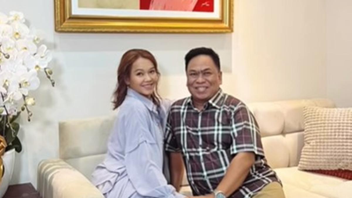 6 Potret Ruang Tamu Rumah Bunda Corla di Indonesia, Menyatu dengan Area Makan