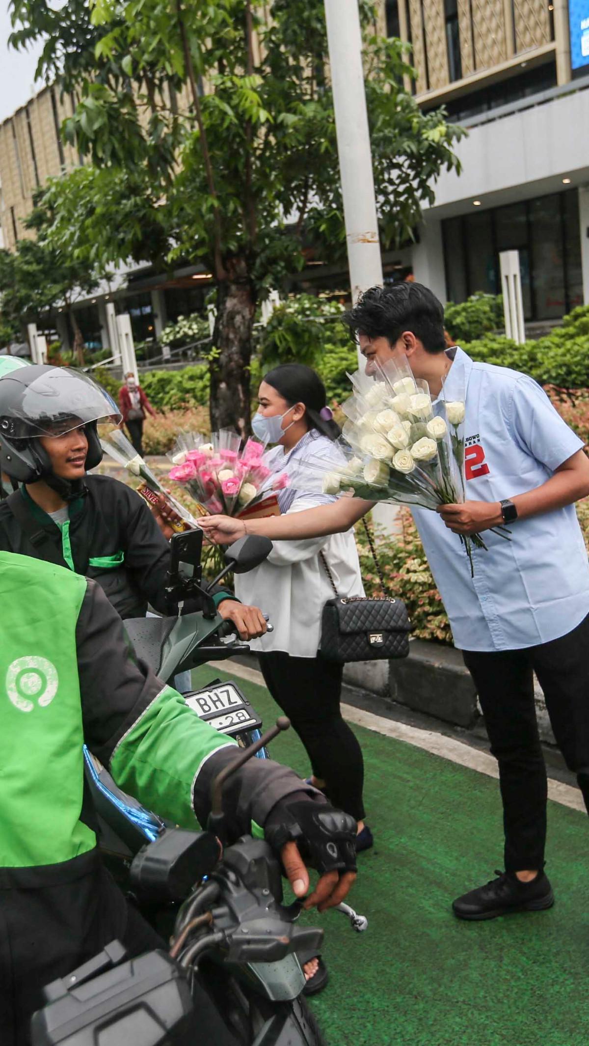 Selain itu, aksi pembagian bunga dan coklat ini juga sebagai momen Hari Valentine. Foto: Liputan6.com / Angga Yuniar