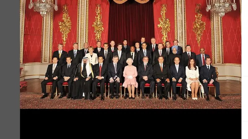 Foto keluarga G20 di London pada 2009. Ratu Elizabeth II dan Presiden Susilo Bambang Yudhoyono (SBY) turut hadir.