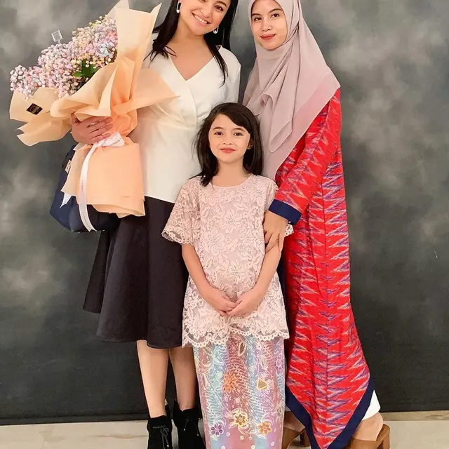 Tak Jaga Jarak, 6 Artis Ini Tetap Berhubungan Baik dengan Mantan Istri Suaminya