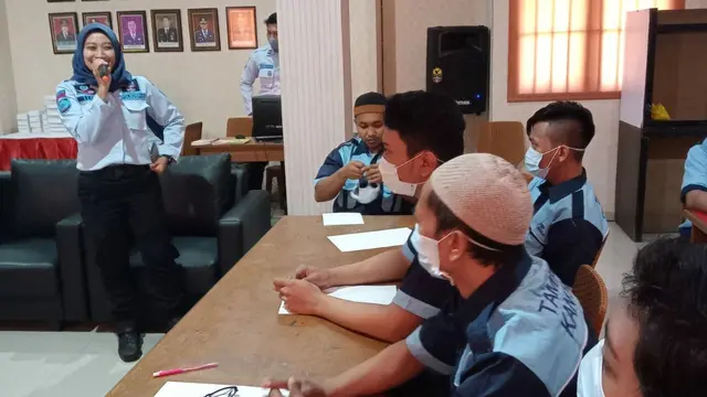 Sepuluh warga binaan Lapas IIA Sidoarjo dilatih menjadi kader kesehatan. (Dian Kurniawan/Liputan6.com)