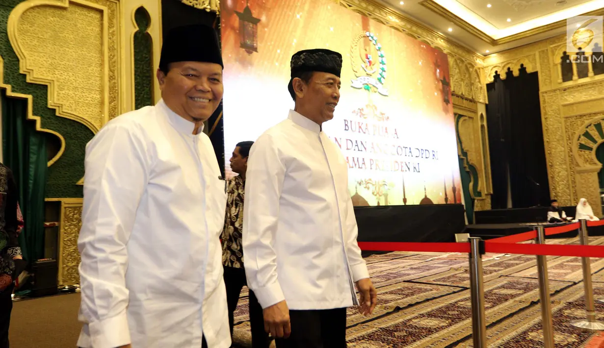 Menkopolhukam Wiranto bersama Wakil Ketua MPR Hidayat Nur Wahid menghadiri buka puasa bersama di kediaman Ketua DPD RI Oesman Sapta Odang (OSO) jalan Karang Asem Utara, Kuningan, Jakarta, Kamis (31/5). (Liputan6.com/Johan Tallo)