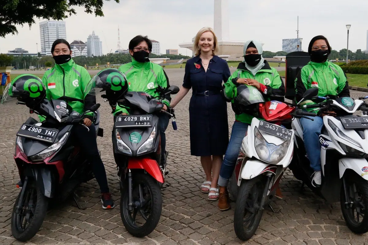 Menlu Inggris Liz Truss bersama para mitra gojek di Monas.