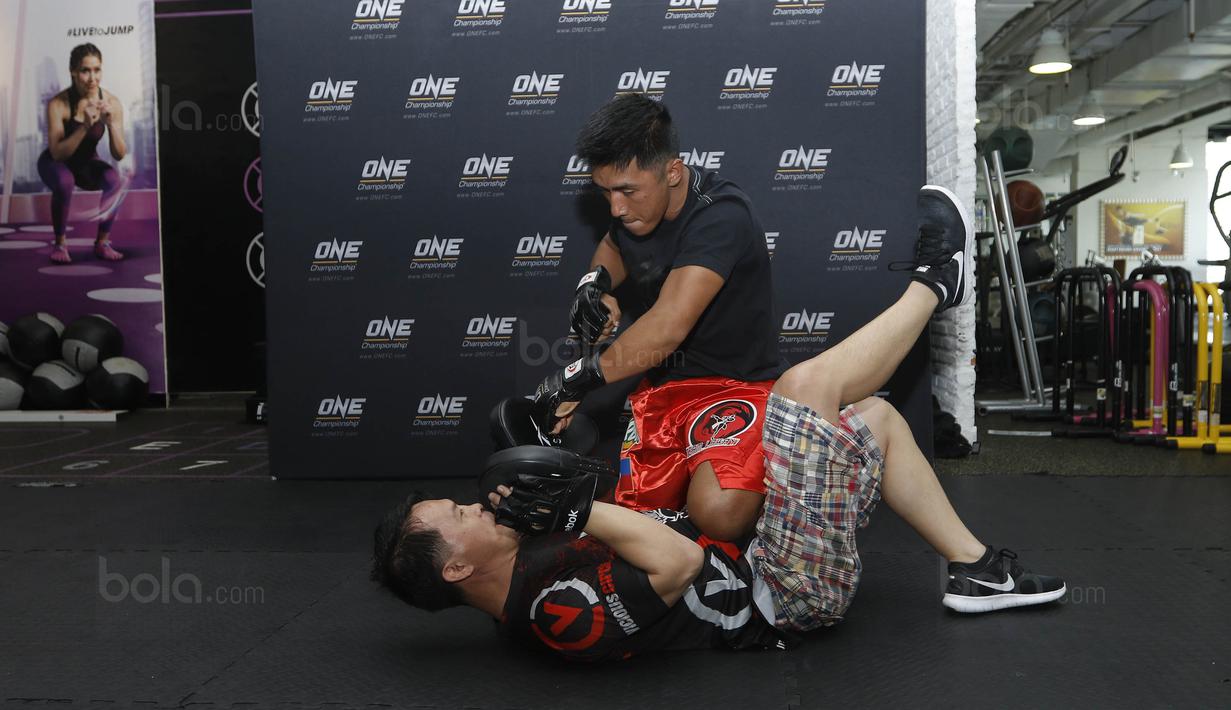 Petarung Filipina, Geje Eustaquio, saat menggelar latihan terbuka jelang laga One Championship di Senayan, Jakarta, Kamis (14/07/2017). Pertarungan tersebut akan berlangsung di JCC, Jakarta, Sabtu (16/9/2017). (Bola.com/M Iqbal Ichsan)