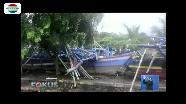 Sejumlah desa di Kalianda, Lampung Selatan, porak-poranda usai diterjang tsunami. Sejumlah perahu nelayan bahkan terhempas hingga ke permukiman warga.
