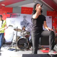 Untuk pertama kalinya band yang telah 32 tahun berkarier ini merilis album religi. Band yang beraliran rock, Slank ini menjawab keraguan dari penggemarnya dengan judul D.O.A. (Andy Masela/Bintang.com)