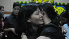 Elizabeth Diana Dewayani, ibunda Sara tak kuasa menahan tangis saat disalami para sahabat Sara (Liputan6.com/Herman Zakharia)