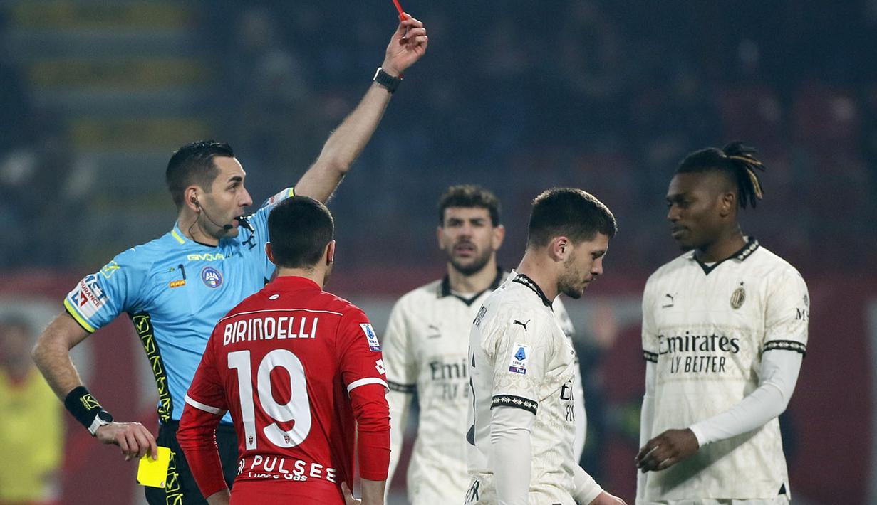 Pemain AC Milan, Luka Jovic diganjar kartu merah oleh wasit pada laga lanjutan Liga Italia 2023/2024 melawan Monza di Brianteo stadium, Monza, Italia, Senin (19/02/2024) WIB. (AP Photo/LaPresse/Alberto Marriani)