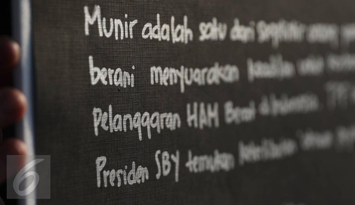 Tulisan berisi pesan-pesan para aktivis saat aksi Kamisan ke-455 di depan Istana Negara, Jakarta (18/8). Peringatan 71 tahun Kemerdekaan RI, aktivis berharap agar pemerintah menyelesaikan kasus HAM. (Liputan6.com/Immanuel Antonius)