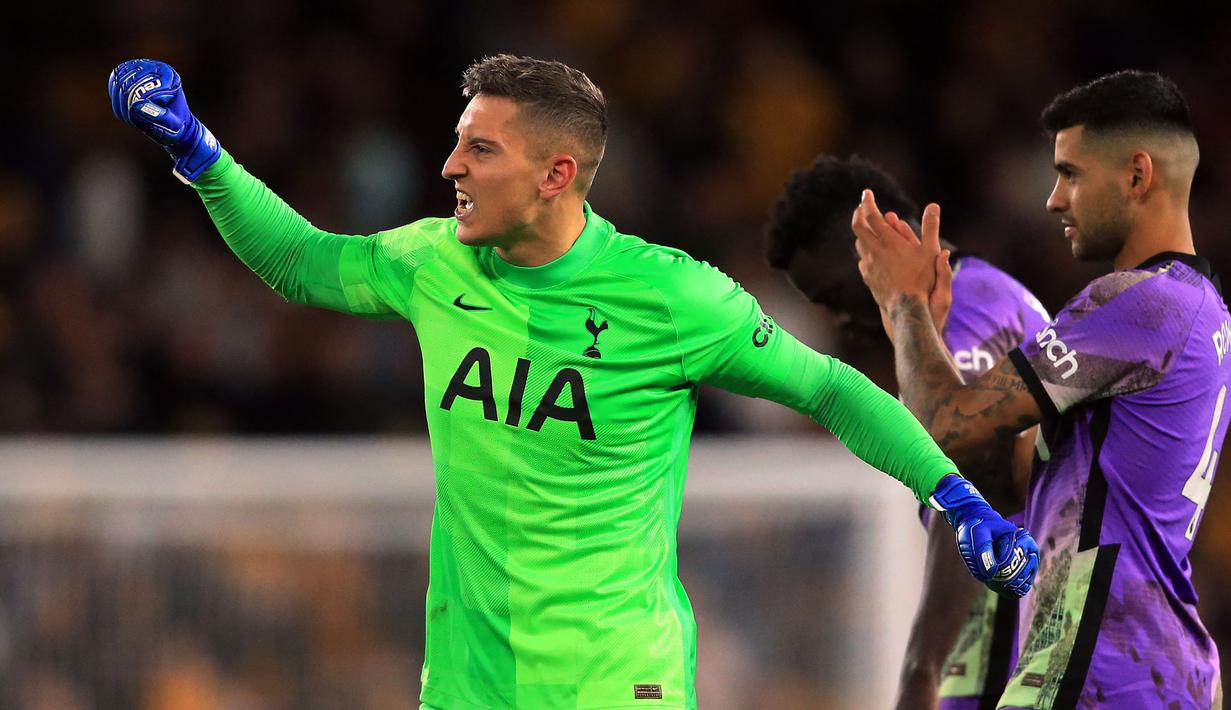 Pierluigi Gollini merupakan pemain yang dipinjam Tottenham dari Atalanta pada musim ini. Walaupun baru mendapatkan kesempatan bermain UEFA Conference dan Carabao Cup, ia mampu membuat beberapa penyelaman penting. (AFP/Lindsey Parnaby)