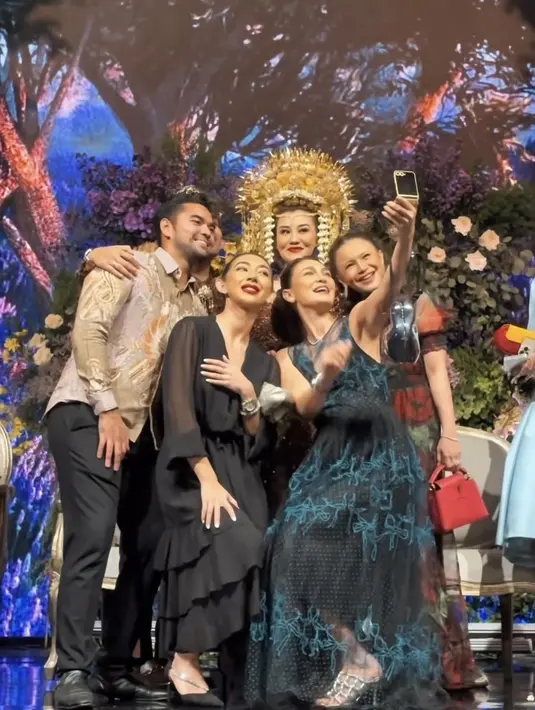 <p>Luna Maya juga hadir mengenakan dress panjang sleeveless waena hitam dengan aksen biru sambil membawa handbag silver. [@lunamaya]</p>