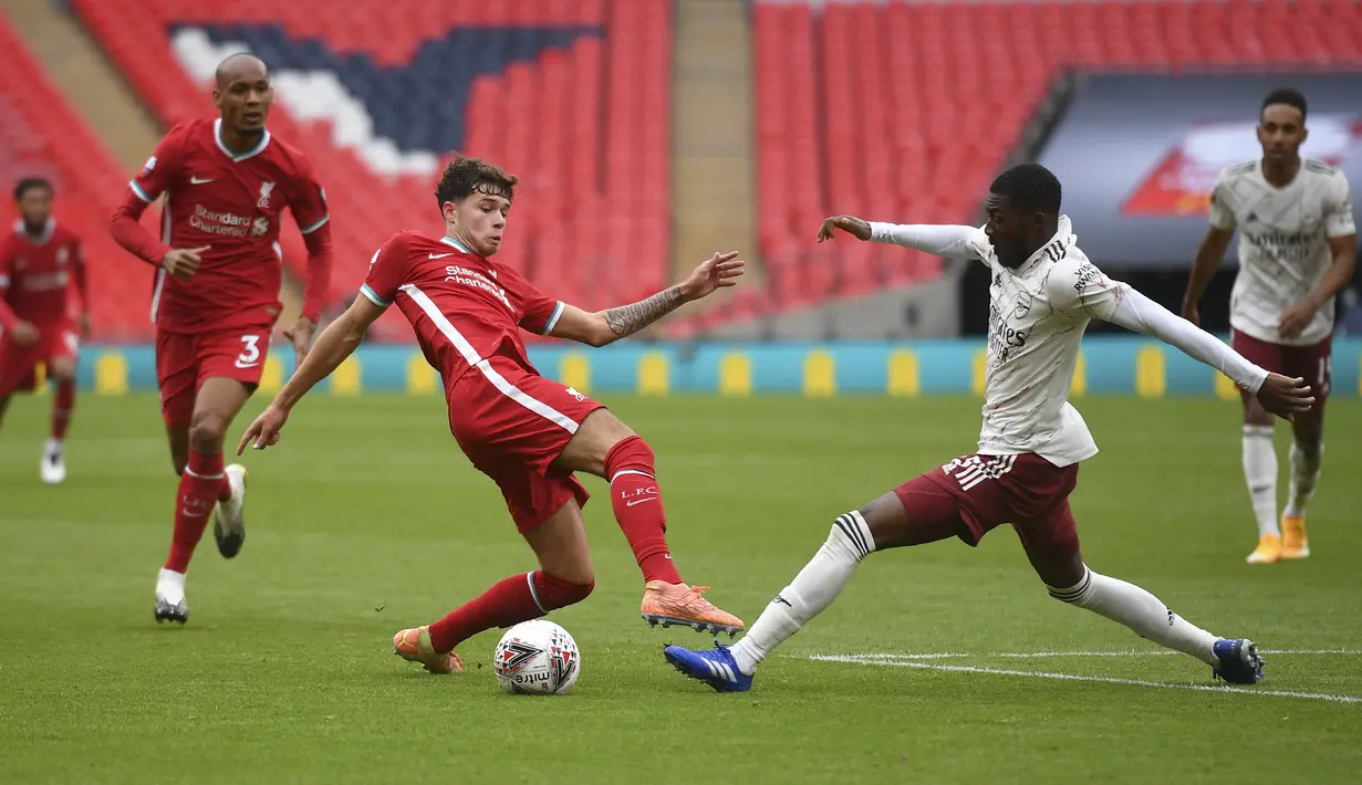 Bek Liverpool, Neco Williams (tengah) berebut bola dengan gelandang Arsenal, Ainsley Maitland-Niles pada laga Community Shield di stadion Wembley di London, Sabtu, (29/8/2020). (Justin Tallis / Pool via AP)