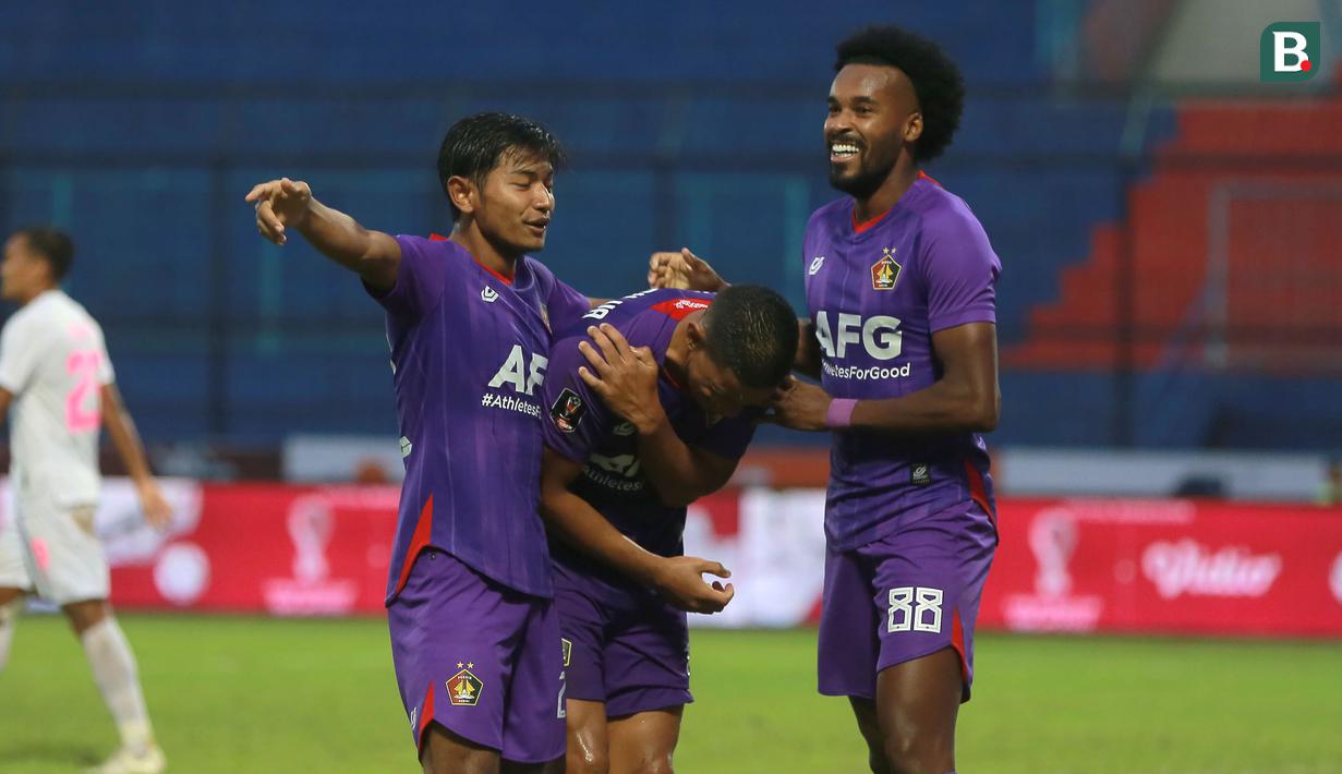 Pemain Persik Kediri, Joanderson De Jesus Assis (kanan) dan rekan setimnya merayakan gol yang dicetaknya ke gawang Persikabo 1973 dalam lanjutan pertandingan babak penyisihan Grup D Piala Presiden 2022 di Stadion Kanjuruhan, Malang, Jawa Timur, Minggu (12/6/2022). (Bola.com/Arief Bagus)