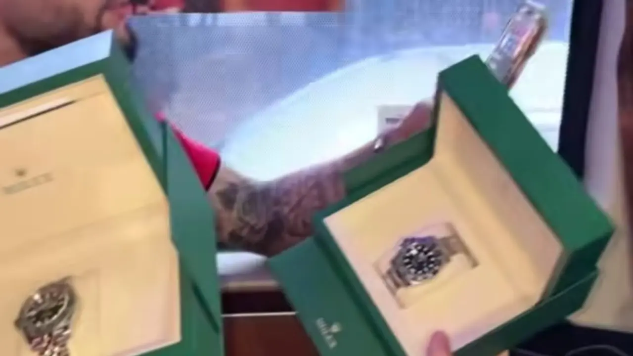 Momen Timnas Indonesia membuka isi hadiah atau unboxing tampak diperlihatkan salah seorang pemain, Justin Hubner.