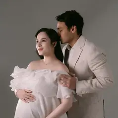 Rambut panjangnya ditata rapi bergaya soft wave dengan belahan samping yang terlihat anggun [@chelseaislan]
