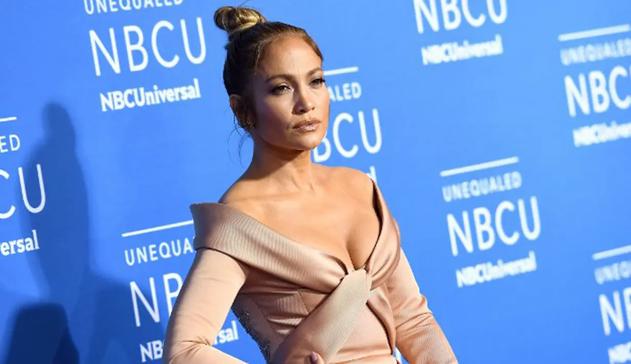 Bukan Jennifer Lopez kalau tak tampil seksi di setiap kesempatan. Hadir di acara NBC Universal 2017 Upfront event di New York City, JLo tampil mengenakan kostum yang memperlihatkan keseksiannya. (AFP/Bintang.com)