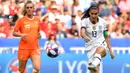 Penyerang Timnas Amerika Serikat, Alex Morgan, melepaskan tendangan pada laga Women’s World Cup football 2019 di Prancis pada 7 Juli 2019. Timnas Amerika menang 2-0 atas Belanda. (AFP/Philippe Desmazes)