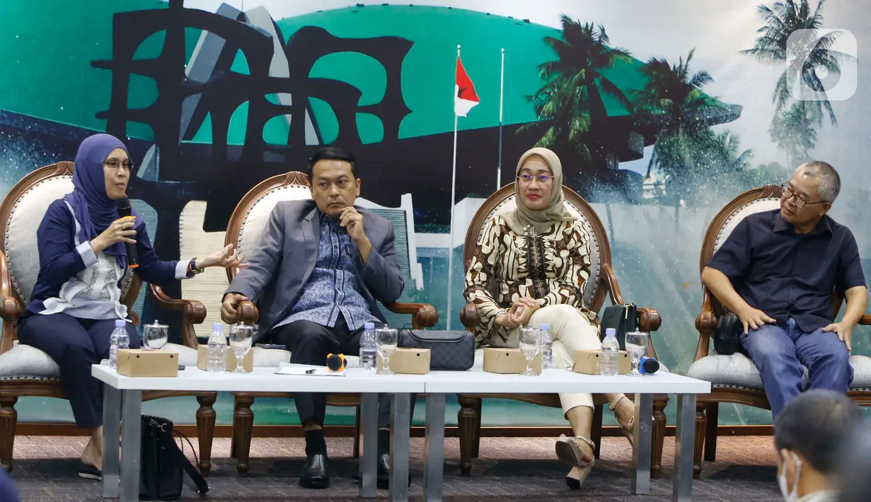 (Dari kiri) Anggota Komisi IV DPR F-PDIP Riezky Aprilia, Anggota Komisi VI DPR F-NasDem Rudi Hartono Bangun dan Wakil Ketua Komisi IV DPR RI F-PKB Anggia Erma Rini, menjawab pertanyaan dalam diskusi demokrasi dengan topik "Subsidi Minyak Goreng, Kinerja Badan Pengelola Dana Perkebunan Kelapa Sawit (BPDPKS) Dipertanyakan" di gedung DPR/MPR, Jakarta, Rabu (25/5/2022). (Liputan6.com/Angga Yuniar)