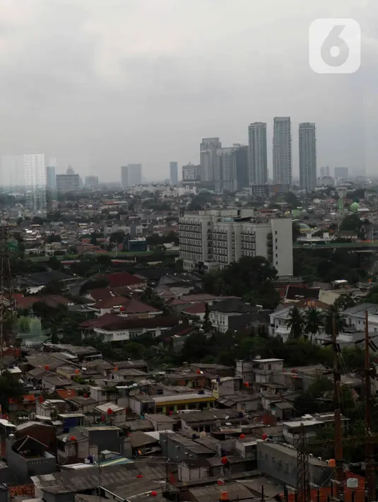 Suasana gedung bertingkat dan permukiman warga di kawasan Jakarta, Senin (17/1/2022). Bank Dunia memproyeksikan pertumbuhan ekonomi Indonesia pada tahun 2022 mencapai 5,2 persen. (Liputan6.com/Angga Yuniar)