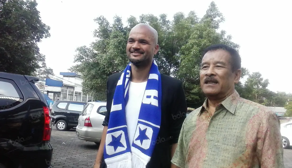 Sergio van Dijk saat mengunjungi mess Persib Bandung di Bandung, Rabu (18/5/2016). (bola.com/Erwin Snaz)