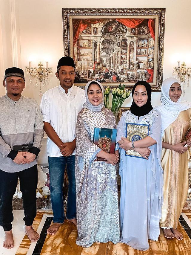 6 Momen Khataman Al Quran Nikita Willy Bareng Keluarga