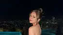 Rebecca Klopper tampil memukau dengan dress hitam berlengan asimetris dan pita merah. Rambutnya dihigh-bun dengan sedikit bagian depan rambutnya disisakan sebagai poni, makeup bold, dan pulasan lipstik warna merah. [Foto: Instagram/rklopperr]